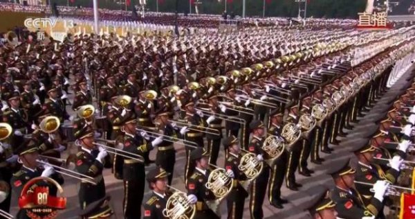 屿科配资 新中国阅兵史上规模最大的军乐团亮相！新创曲目首次在天安门广场奏响