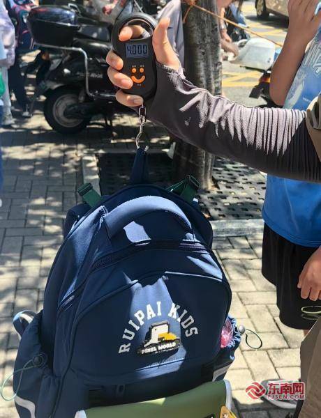 驰赢策略 开学季直击：小学生书包普遍 3-5 公斤 过重会伤脊柱吗？